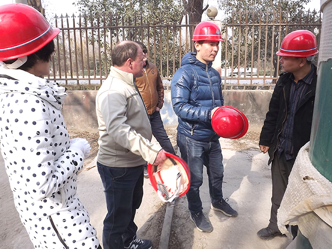 Russian client inspects the equipment of Jianxin company lar