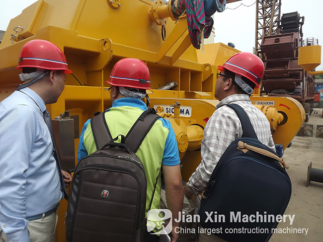 Korean customers come to Zhengzhou Jianxin Machinery to visit.