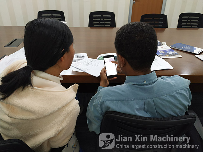 The Ethiopian customer visited Zhengzhou Jianxin Machinery factory.。